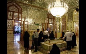 چه تعداد شاعر شهیر در حرم منور رضوی مدفون هستند؟