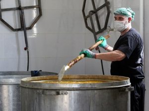 خدام رضوی در ایام فاطمیه غذای نذری در حاشیه شهر مشهد توزیع می‌کنند