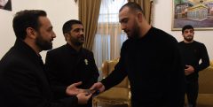 اهدای مدال طلای جهانی امیرحسین زارع به موزه آستان قدس رضوی