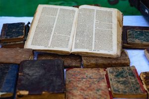 اهداء نسخه خطی ۳۴۹ ساله به کتابخانه آستان قدس رضوی